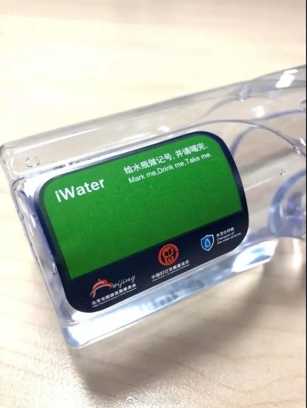两会矿泉水瓶可写字不怕拿错 网友盼推广